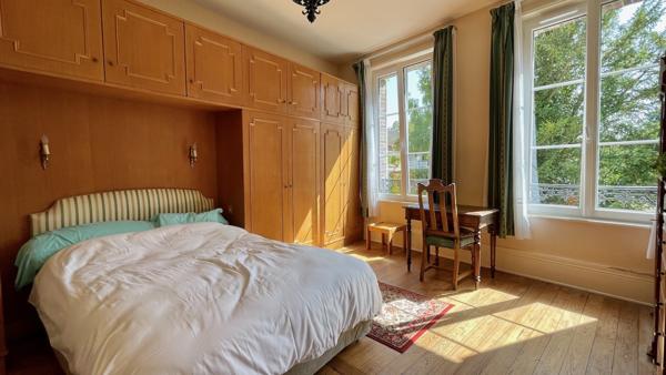Propriete
                                                                                                                                                                                                                                                                                                                        12 pièce(s)                                                                                                                                                                                                          7 chambre(s)                                                                                                                                                                                                          305  m²