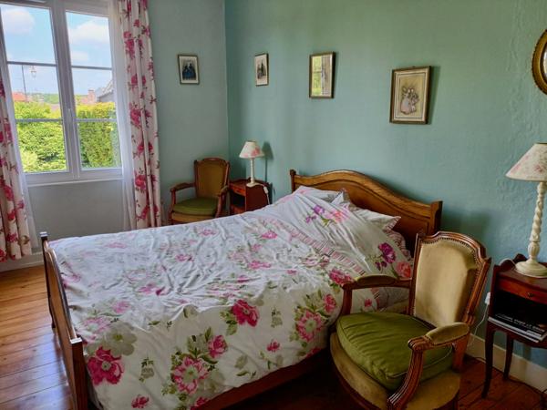 Propriete
                                                                                                                                                                                                                                                                                                                        12 pièce(s)                                                                                                                                                                                                          7 chambre(s)                                                                                                                                                                                                          305  m²