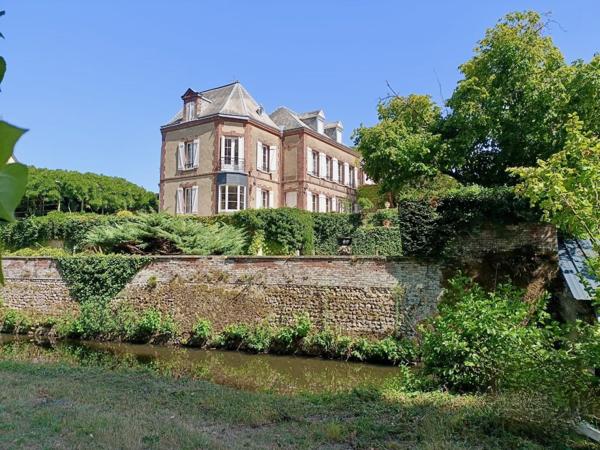 Propriete
                                                                                                                                                                                                                                                                                                                        12 pièce(s)                                                                                                                                                                                                          7 chambre(s)                                                                                                                                                                                                          305  m²