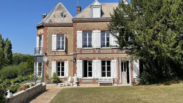 Propriete
                                                                                                                                                                                                                                                                                                                        12 pièce(s)                                                                                                                                                                                                          7 chambre(s)                                                                                                                                                                                                          305  m²