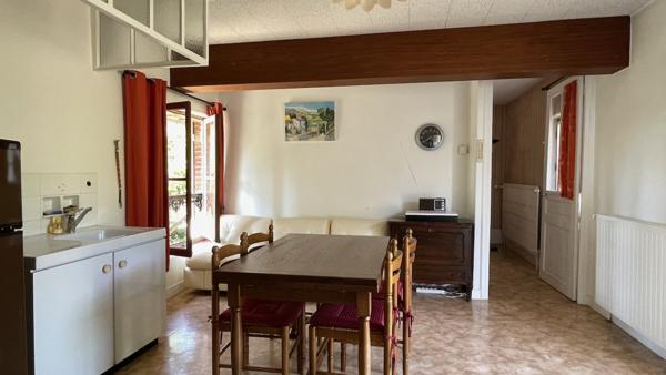 Propriete
                                                                                                                                                                                                                                                                                                                        12 pièce(s)                                                                                                                                                                                                          7 chambre(s)                                                                                                                                                                                                          305  m²