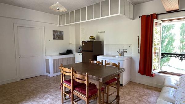 Propriete
                                                                                                                                                                                                                                                                                                                        12 pièce(s)                                                                                                                                                                                                          7 chambre(s)                                                                                                                                                                                                          305  m²