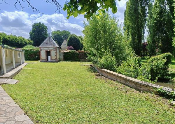Propriete
                                                                                                                                                                                                                                                                                                                        12 pièce(s)                                                                                                                                                                                                          7 chambre(s)                                                                                                                                                                                                          305  m²