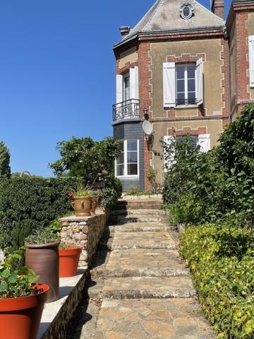 Propriete
                                                                                                                                                                                                                                                                                                                        12 pièce(s)                                                                                                                                                                                                          7 chambre(s)                                                                                                                                                                                                          305  m²