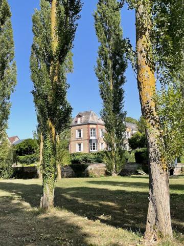 Propriete
                                                                                                                                                                                                                                                                                                                        12 pièce(s)                                                                                                                                                                                                          7 chambre(s)                                                                                                                                                                                                          305  m²
