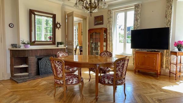 Propriete
                                                                                                                                                                                                                                                                                                                        12 pièce(s)                                                                                                                                                                                                          7 chambre(s)                                                                                                                                                                                                          305  m²