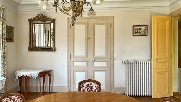 Propriete
                                                                                                                                                                                                                                                                                                                        12 pièce(s)                                                                                                                                                                                                          7 chambre(s)                                                                                                                                                                                                          305  m²