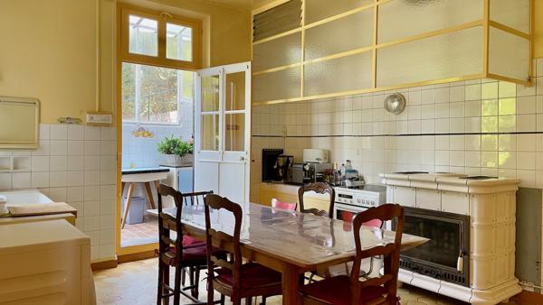 Propriete
                                                                                                                                                                                                                                                                                                                        12 pièce(s)                                                                                                                                                                                                          7 chambre(s)                                                                                                                                                                                                          305  m²