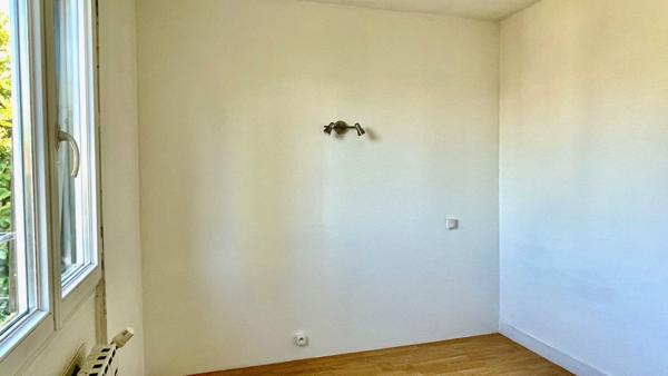 Maison
                                                                                                                                                                                                                                                                                                                        6 pièce(s)                                                                                                                                                                                                          3 chambre(s)                                                                                                                                                                                                          73  m²