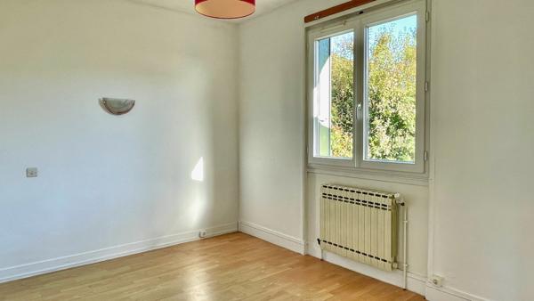Maison
                                                                                                                                                                                                                                                                                                                        6 pièce(s)                                                                                                                                                                                                          3 chambre(s)                                                                                                                                                                                                          73  m²
