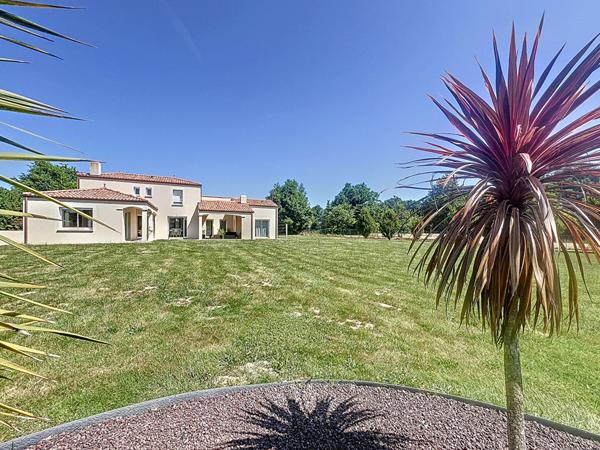 Vente maison Bellevigny : 483 000 € - AJP Immobilier La Roche-sur-Yon