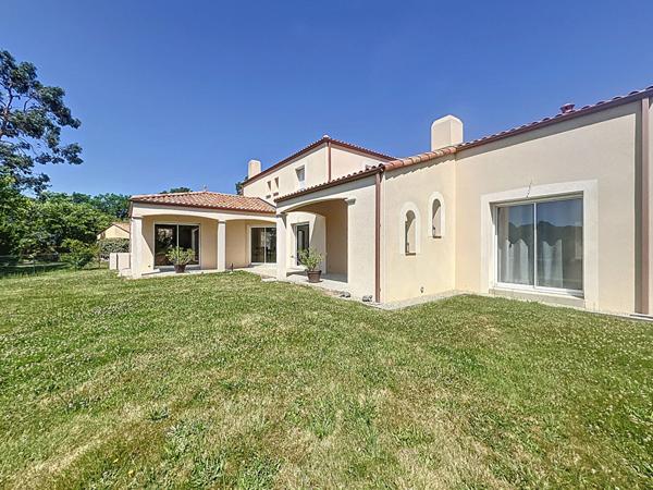 Vente maison Bellevigny : 483 000 € - AJP Immobilier La Roche-sur-Yon