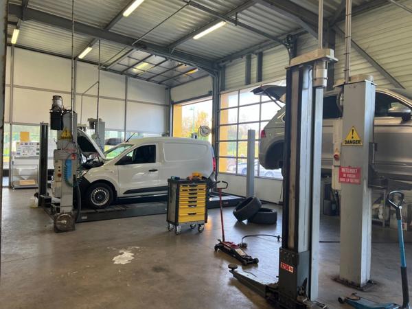 Dpt Loire (42), à vendre proche de ROANNE Garage mécanique, carrosserie, vente de voitures d'occasion