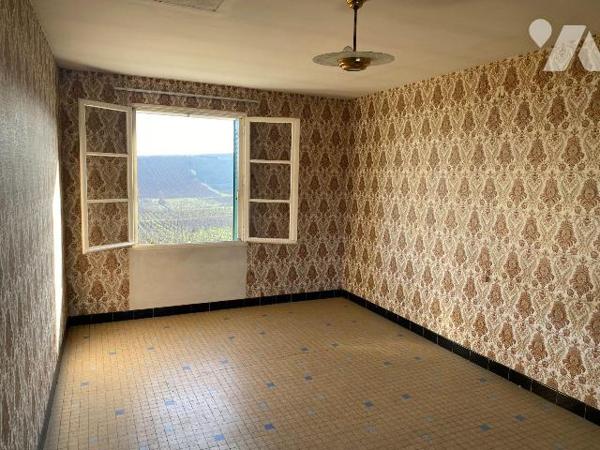 Maison à Vendre à Oger (51190) d'une surface habitable de 136 m² comprenant : 
Au rez-de-chaus...