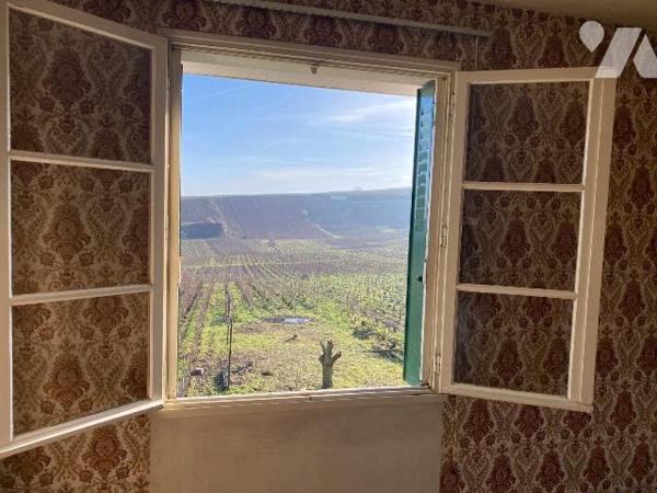 Maison à Vendre à Oger (51190) d'une surface habitable de 136 m² comprenant : 
Au rez-de-chaus...