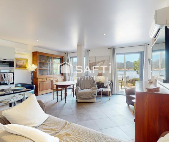 Villa contemporaine pieds dans l'eau, site Natura 2000 entre port de plaisance et réserve de Scandola. 97m², 4 chambres, 30 min aéroport Calvi.