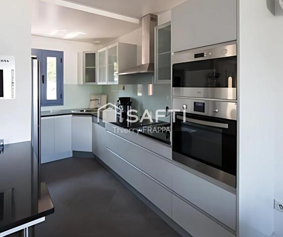 Villa contemporaine pieds dans l'eau, site Natura 2000 entre port de plaisance et réserve de Scandola. 97m², 4 chambres, 30 min aéroport Calvi.