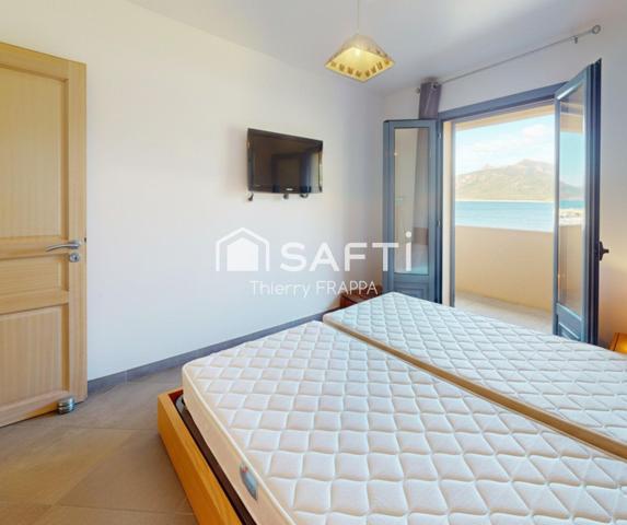 Villa contemporaine pieds dans l'eau, site Natura 2000 entre port de plaisance et réserve de Scandola. 97m², 4 chambres, 30 min aéroport Calvi.