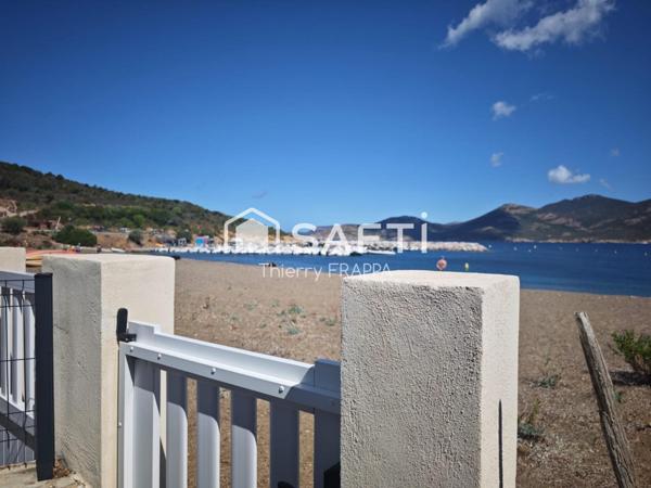 Villa contemporaine pieds dans l'eau, site Natura 2000 entre port de plaisance et réserve de Scandola. 97m², 4 chambres, 30 min aéroport Calvi.