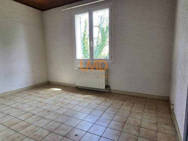 Maison plain-pied, garage, terrain 826 m², au calme avec vue dégagée