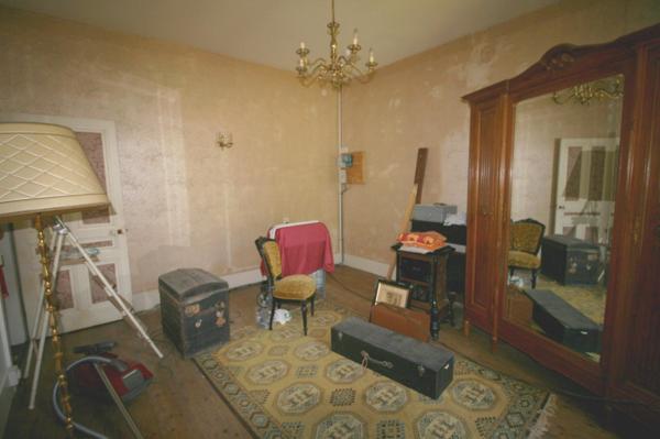 Grande bâtisse divisée en deux appartements