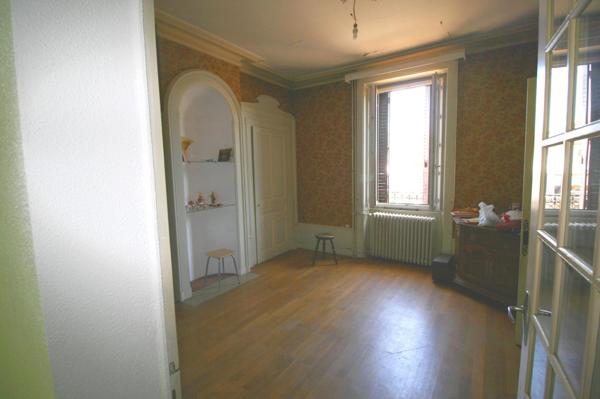 Grande bâtisse divisée en deux appartements
