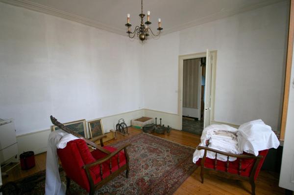 Grande bâtisse divisée en deux appartements
