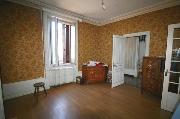 Grande bâtisse divisée en deux appartements