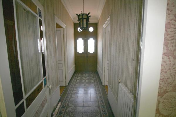 Grande bâtisse divisée en deux appartements
