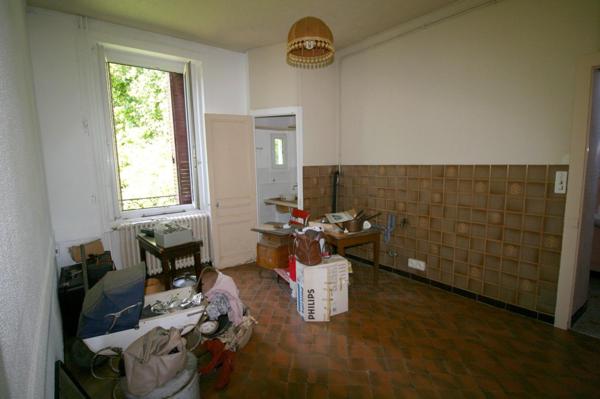 Grande bâtisse divisée en deux appartements