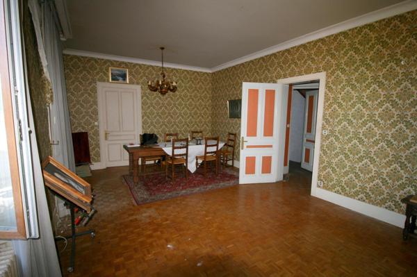 Grande bâtisse divisée en deux appartements
