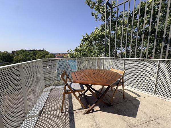 2 pièces avec terrasse proche place de la boule