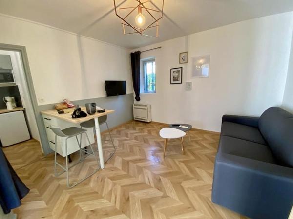 Studio meublé avec véranda et cour privée