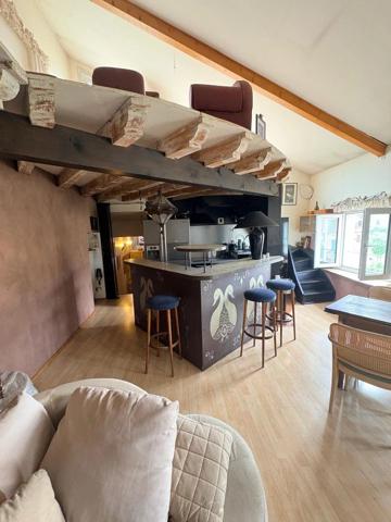 Vente                                                      Appartement
                        
                     3 pièces                      94 m2                     à Valence