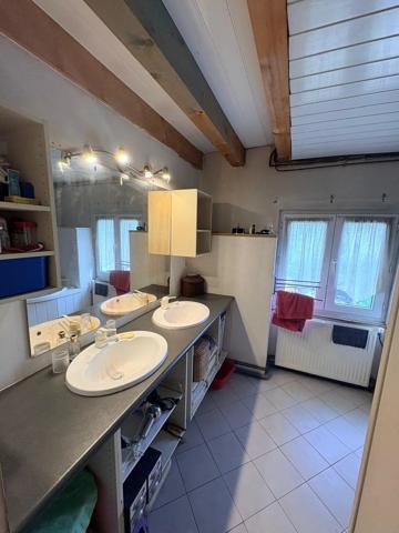 Vente                                                      Appartement
                        
                     3 pièces                      94 m2                     à Valence