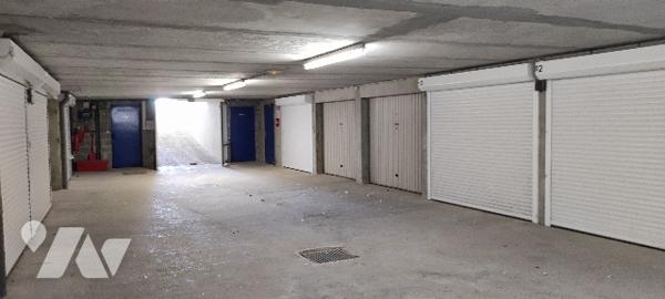 Garage fermé au sous-sol d'une résidence FACE MER