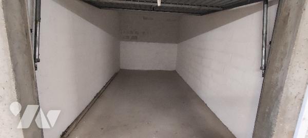 Garage fermé au sous-sol d'une résidence FACE MER