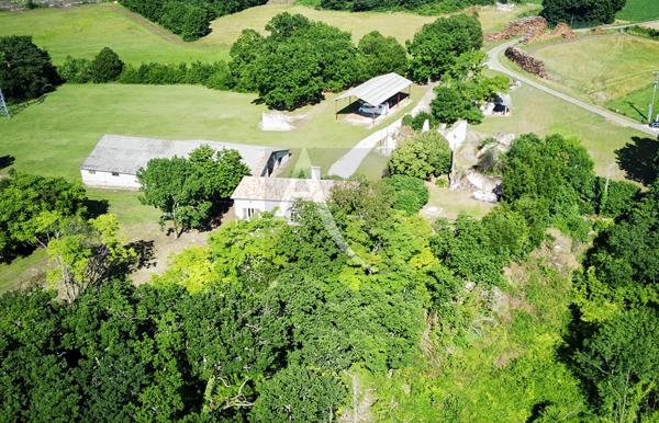 Ancien hameau en pierre comprenant : 1 maison d'habitation, 2 granges, 2 hangars et diverses remises et ruines en pierre