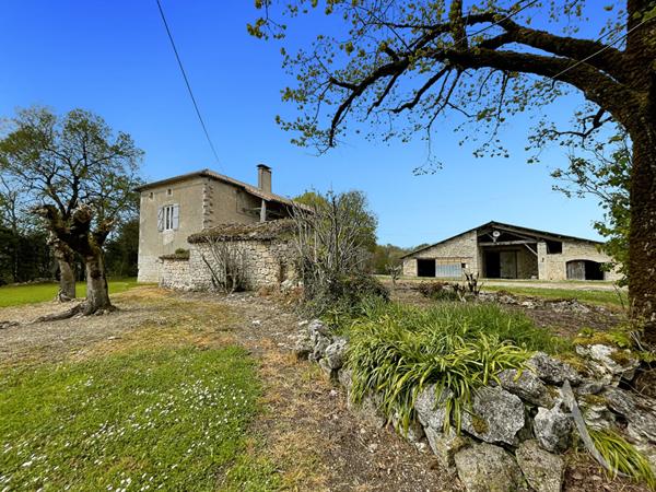 Ancien hameau en pierre comprenant : 1 maison d'habitation, 2 granges, 2 hangars et diverses remises et ruines en pierre