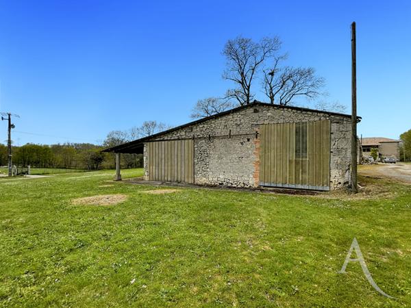 Ancien hameau en pierre comprenant : 1 maison d'habitation, 2 granges, 2 hangars et diverses remises et ruines en pierre