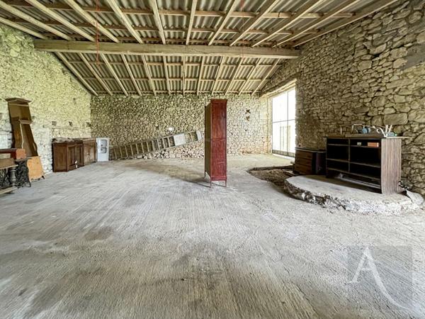 Ancien hameau en pierre comprenant : 1 maison d'habitation, 2 granges, 2 hangars et diverses remises et ruines en pierre
