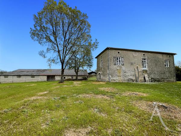 Ancien hameau en pierre comprenant : 1 maison d'habitation, 2 granges, 2 hangars et diverses remises et ruines en pierre