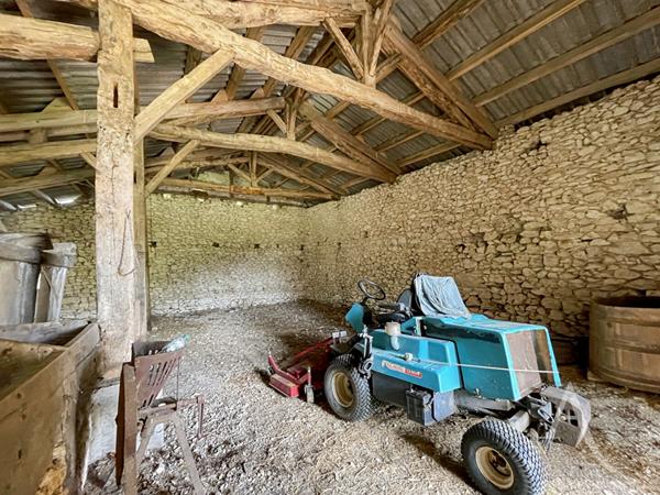 Ancien hameau en pierre comprenant : 1 maison d'habitation, 2 granges, 2 hangars et diverses remises et ruines en pierre