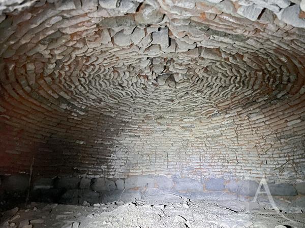Ancien hameau en pierre comprenant : 1 maison d'habitation, 2 granges, 2 hangars et diverses remises et ruines en pierre