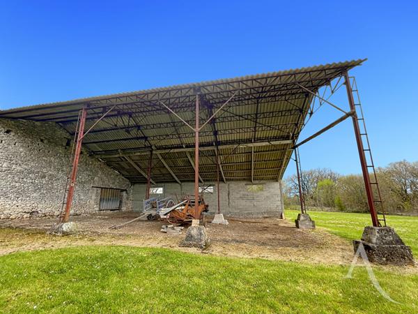 Ancien hameau en pierre comprenant : 1 maison d'habitation, 2 granges, 2 hangars et diverses remises et ruines en pierre