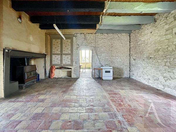 Ancien hameau en pierre comprenant : 1 maison d'habitation, 2 granges, 2 hangars et diverses remises et ruines en pierre