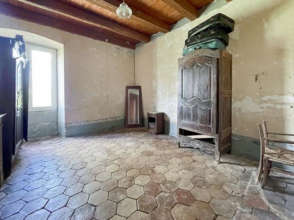 Ancien hameau en pierre comprenant : 1 maison d'habitation, 2 granges, 2 hangars et diverses remises et ruines en pierre