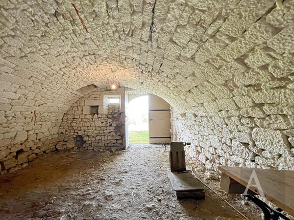 Ancien hameau en pierre comprenant : 1 maison d'habitation, 2 granges, 2 hangars et diverses remises et ruines en pierre