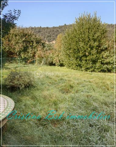 Je vous invite à découvrir cette maison individuelle proche d’Oraison, d’une superficie de 110m², édifiée sur un terrain plat clôturé paysagé. Ce bien vous propose un cadre de vie confortable et lumineux, idéal pour profiter pleinement de la douceur provençale.
Composition : 
Au rez-de-Chaussée vous trouverez un grand salon/séjour / cuisine aménagée avec portes fenêtres sur terrasse et jardin.
Sa grande véranda lumineuse est parfaite pour profiter du soleil provençal tout au long de l'année.
A l’étage, 3 chambres spacieuses avec rangements et une salle d’eau avec wc séparé. Offrant à toute la famille de beaux volumes de vie. 
Le terrain offre un cadre de vie agréable avec un espace parking, assurant votre confort et votre tranquillité. 
Vous apprécierez son exposition chaleureuse et son emplacement.
LOCALISATION : 
Village calme. Accès facile et localisation idéale au cœur de la Provence. A douze minutes seulement de l'A51 et à proximité des villes de MANOSQUE, FORCALQUIER et DIGNE LES BAINS. Le VERDON et le lac de SAINTE-CROIX sont à 50 minutes. AIX-EN-PROVENCE, la GARE Aix-TGV sont à 50 minutes. 
L'aéroport de Marignane est à 1 heure. 
C'est une opportunité rare pour vivre au calme tout en étant proche des commodités.
Photos disponibles sur demande.
Contactez-moi pour organiser une visite ou pour plus d'informations. Cette maison vous attend pour y créer de nouveaux souvenirs.