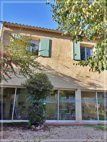 Je vous invite à découvrir cette maison individuelle proche d’Oraison, d’une superficie de 110m², édifiée sur un terrain plat clôturé paysagé. Ce bien vous propose un cadre de vie confortable et lumineux, idéal pour profiter pleinement de la douceur provençale.
Composition : 
Au rez-de-Chaussée vous trouverez un grand salon/séjour / cuisine aménagée avec portes fenêtres sur terrasse et jardin.
Sa grande véranda lumineuse est parfaite pour profiter du soleil provençal tout au long de l'année.
A l’étage, 3 chambres spacieuses avec rangements et une salle d’eau avec wc séparé. Offrant à toute la famille de beaux volumes de vie. 
Le terrain offre un cadre de vie agréable avec un espace parking, assurant votre confort et votre tranquillité. 
Vous apprécierez son exposition chaleureuse et son emplacement.
LOCALISATION : 
Village calme. Accès facile et localisation idéale au cœur de la Provence. A douze minutes seulement de l'A51 et à proximité des villes de MANOSQUE, FORCALQUIER et DIGNE LES BAINS. Le VERDON et le lac de SAINTE-CROIX sont à 50 minutes. AIX-EN-PROVENCE, la GARE Aix-TGV sont à 50 minutes. 
L'aéroport de Marignane est à 1 heure. 
C'est une opportunité rare pour vivre au calme tout en étant proche des commodités.
Photos disponibles sur demande.
Contactez-moi pour organiser une visite ou pour plus d'informations. Cette maison vous attend pour y créer de nouveaux souvenirs.